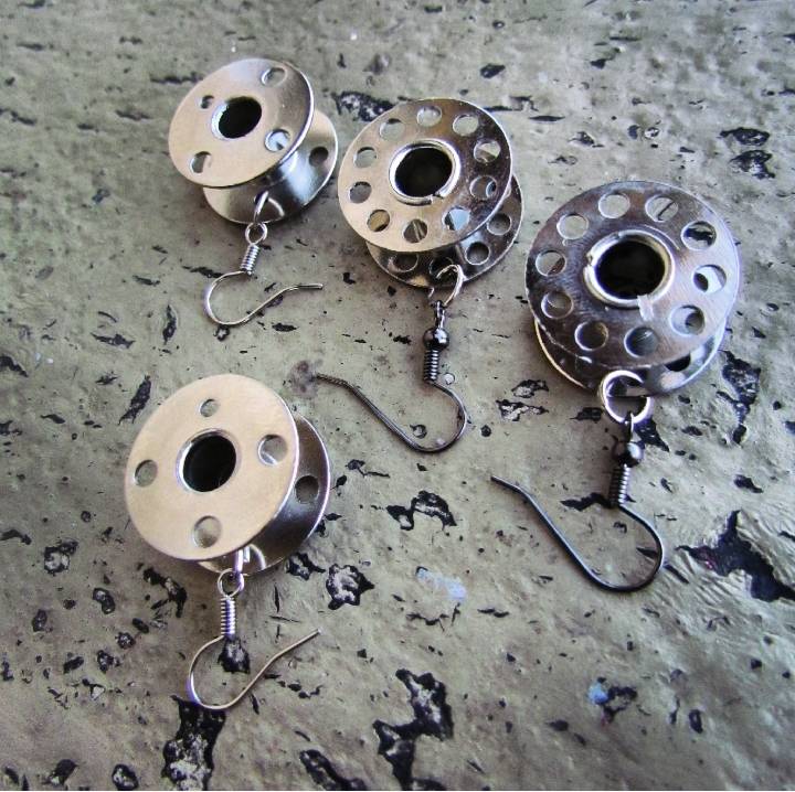 vmvcc_sv's tweet photo. 💽
Retro piece of jewellery.

DM to order/use #linkinbio 
Comes with 🆓 nationwide delivery 

...also available @joziistoro 🛒

#amacc #vmvcc #amaccenginears #mrsamacc #madewithlove #smallearrings #silver #lightweight #easy #sewing #creative #newarrivals #latest #everydaywear https://t.co/C9UmrP9SVI