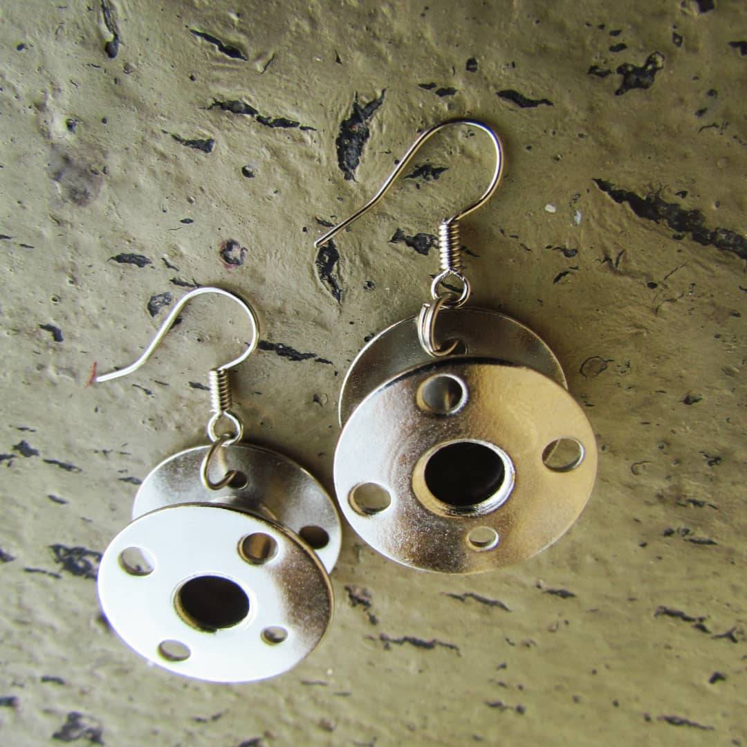 vmvcc_sv's tweet photo. 💽
Retro piece of jewellery.

DM to order/use #linkinbio 
Comes with 🆓 nationwide delivery 

...also available @joziistoro 🛒

#amacc #vmvcc #amaccenginears #mrsamacc #madewithlove #smallearrings #silver #lightweight #easy #sewing #creative #newarrivals #latest #everydaywear https://t.co/C9UmrP9SVI