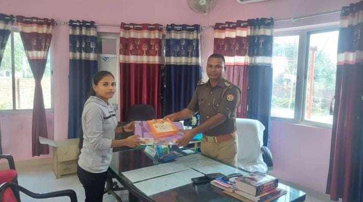 gaurpolice's tweet photo. #Bastipolice
'दीपावली' के अवसर पर #SHOGaur द्वारा अपने थाने के सभी लोगो को उपहार ,मिठाइयाँ, वितरित किए गए। https://t.co/dUfTsxWwhU