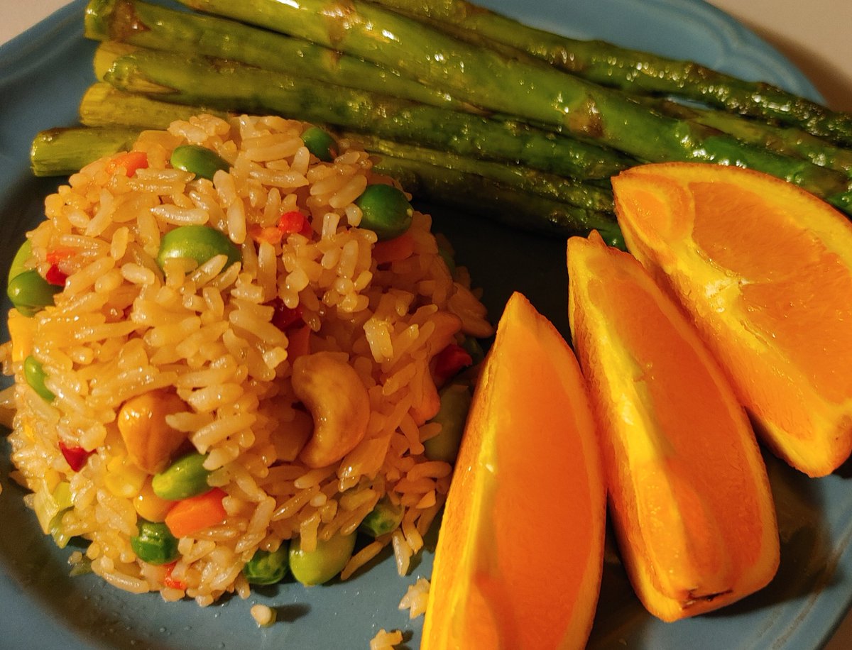 iamdeanaustin's tweet photo. Dinner is served!😎👍🏾 #DEANAUSTINCOMEDIAN #deanaustincomedy #deanaustin #funny #Comedy #asparagus #friedrice #oranges #BlackmanCooking #dinner https://t.co/ef0YiPXxvB