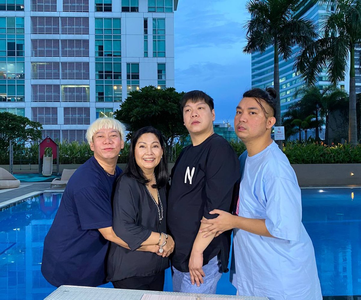 officialmaryaph's tweet photo. Hello! Maganda ba ako? Ready na ba kayo sa isa na namang vhonggang vhonggang episode kasama ang mga anak kong Beks Battalion MC, Lassy at Chad! Kaya subscribe na sa ating bagong tahanan! Salamashteh! 💚 https://t.co/FqVDm4S3Mn