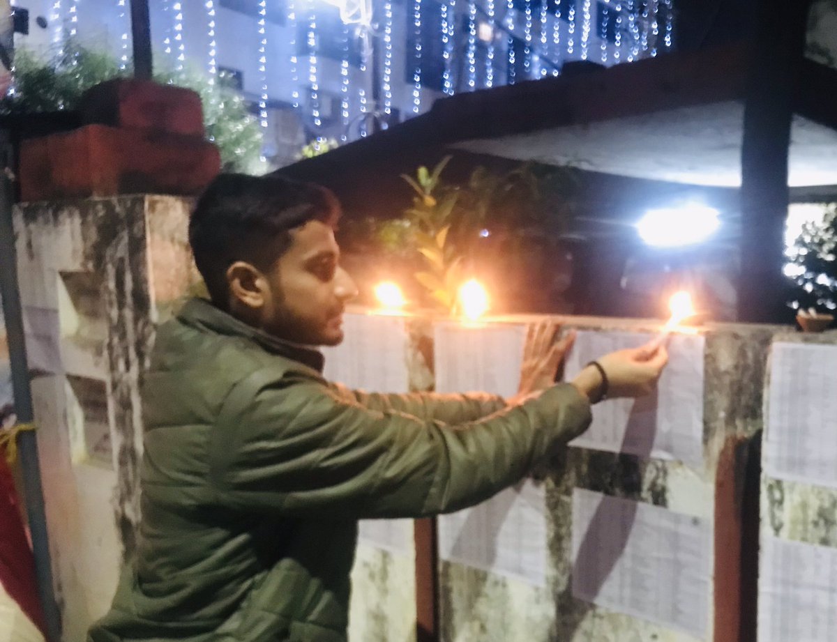 AbvpPrayag's tweet photo. #abvp_prayag_mahanagar
शुभ दीपावली
आंदोलन का 6वां दिन
उच्चत्तर शिक्षा सेवा आयोग में व्याप्त भ्रष्टाचार के खिलाफ विद्यार्थी परिषद का आंदोलन जारी है।
आज दीपावली के शुभ अवसर पर माँ लक्ष्मी व श्री गणेश पूजन धरनास्थल पर हम कार्यकर्ताओं द्वारा किया गया। https://t.co/tMYRYzEzPV