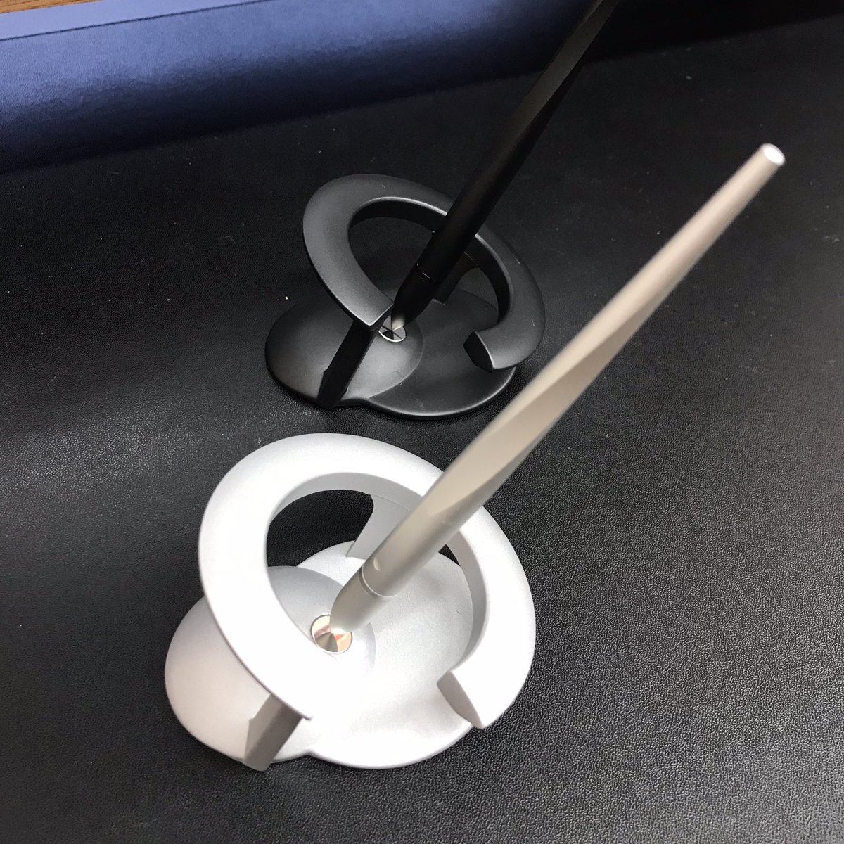 140_ishimaru's tweet photo. おつるです(*´˘`*)

🪐まるで無重力🪐
傾いた状態で自立するスタンドペン
『HoverPen』が入荷しました！

惑星をイメージした美しいデザインは、デスクの上でも存在感を放ちますよ✍
受付や書斎などにもオススメです✨

#デスクペン #ホバーペン #ペン #hoverpen #novium #pen #stationery #deskpen https://t.co/j5Q3b4HYqd