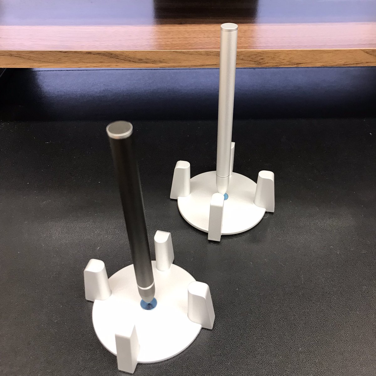 140_ishimaru's tweet photo. おつるです(*´˘`*)

🪐まるで無重力🪐
傾いた状態で自立するスタンドペン
『HoverPen』が入荷しました！

惑星をイメージした美しいデザインは、デスクの上でも存在感を放ちますよ✍
受付や書斎などにもオススメです✨

#デスクペン #ホバーペン #ペン #hoverpen #novium #pen #stationery #deskpen https://t.co/j5Q3b4HYqd
