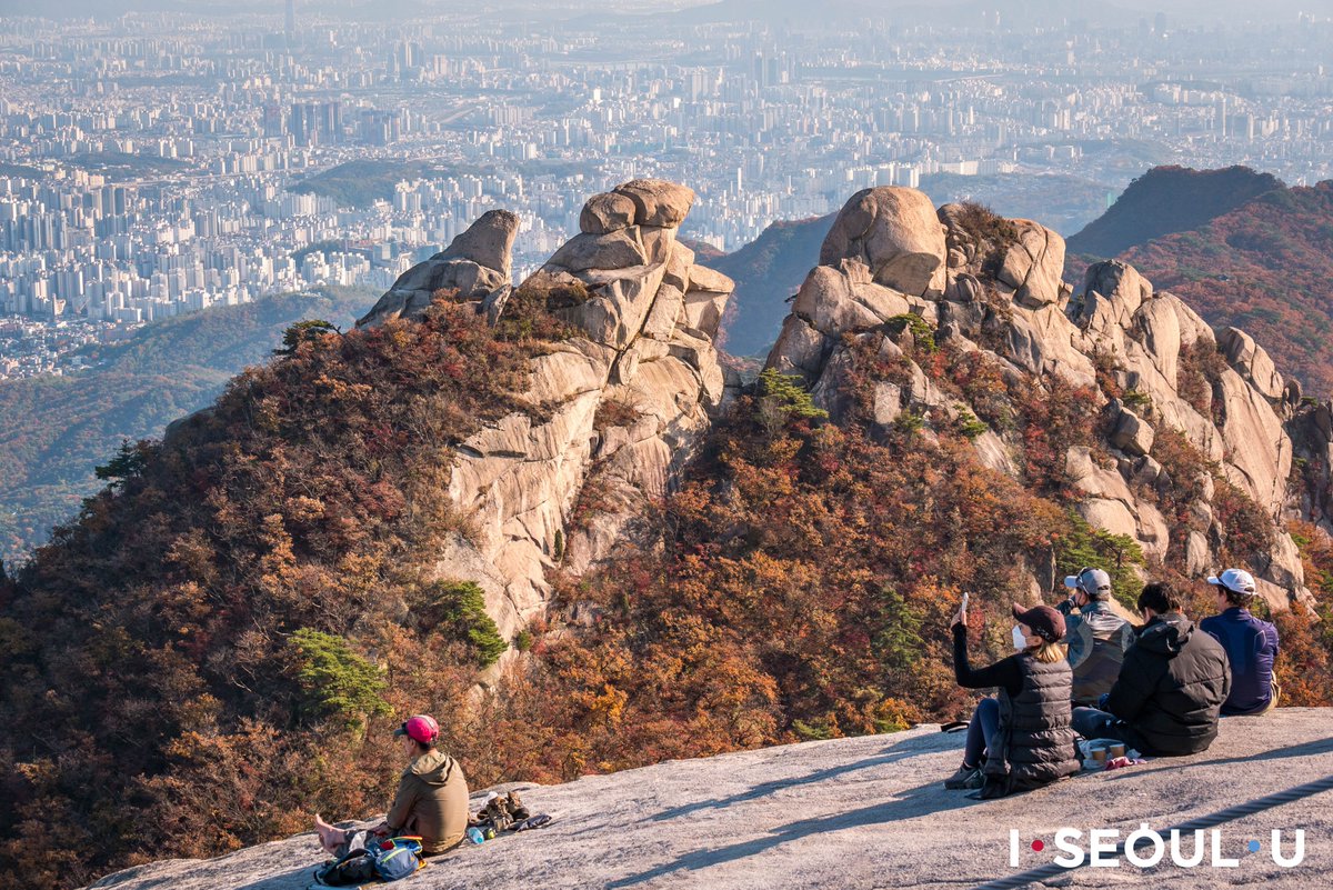 Seoul_gov's tweet photo. Bukhansan Mountain is one of three representative natural wonders of Seoul along with Namsan Mountain and the Hangang River.
Bukhansan Mountain draped in autumnal foliage attracts visitors for its stunning view.

✔️For details: https://t.co/vxYBkxChwd

#ISeoulU https://t.co/zrvYEJd2ZA