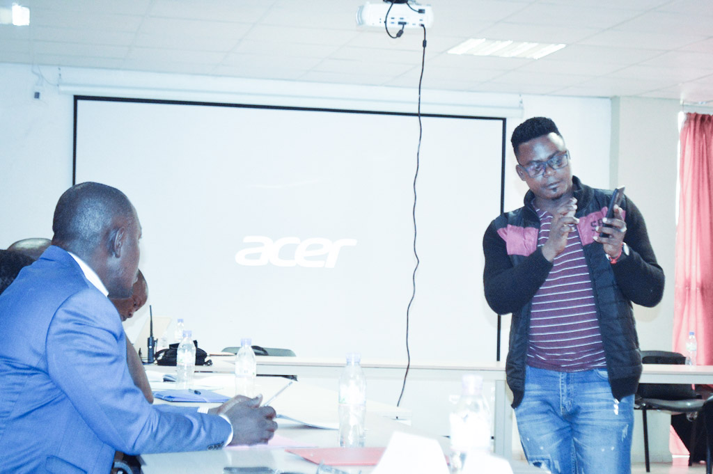 Makafaitsonshow's tweet photo. Un plaisir 😊
📸ZOOM sur la deuxième journées de l'Atelier de formation sur la lutte contre la #désinformation dans le secteur de la #Défense et de la #Sécurité.⚙️
🎯Attirer l’attention des forces de défense et de sécurité sur l’impact négatif de la désinformation sur leur image. https://t.co/nyFHQFzBPo