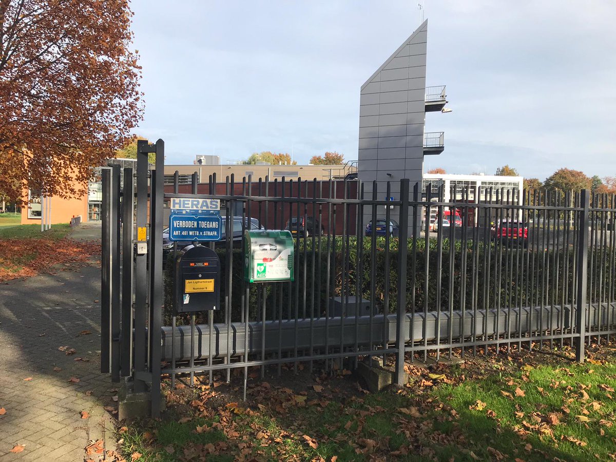 Wist u dat er sinds 2 jaar een AED aan de toegangspoort van onze kazerne hangt die bij een reanimatie gebruikt kan worden? Kunt &amp; wilt u reanimeren? Meld u zich dan aan bij <a href="/HartslagNu/">HartslagNu</a> en ontvang een melding bij een reanimatie bij u in de buurt. 💓💓💓