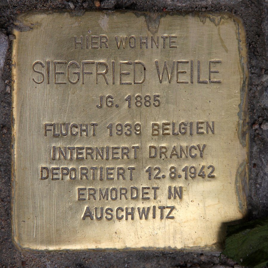 Archivtier's tweet photo. @tempelhoferin @diemauerthewall Das Kaufhaus #Tempelhof soll nach Plänen des Architekten Siegfried Weile erbaut worden sein. Weile hat in dem Zeitraum das neue Wohnhaus der Familie Lewissohn im #Seebad Mariendorf gebaut. Er floh 1939 nach #Belgien, von dort wurde er 1942 nach #Auschwitz deportiert und ermordet. https://t.co/byjEu9biUp