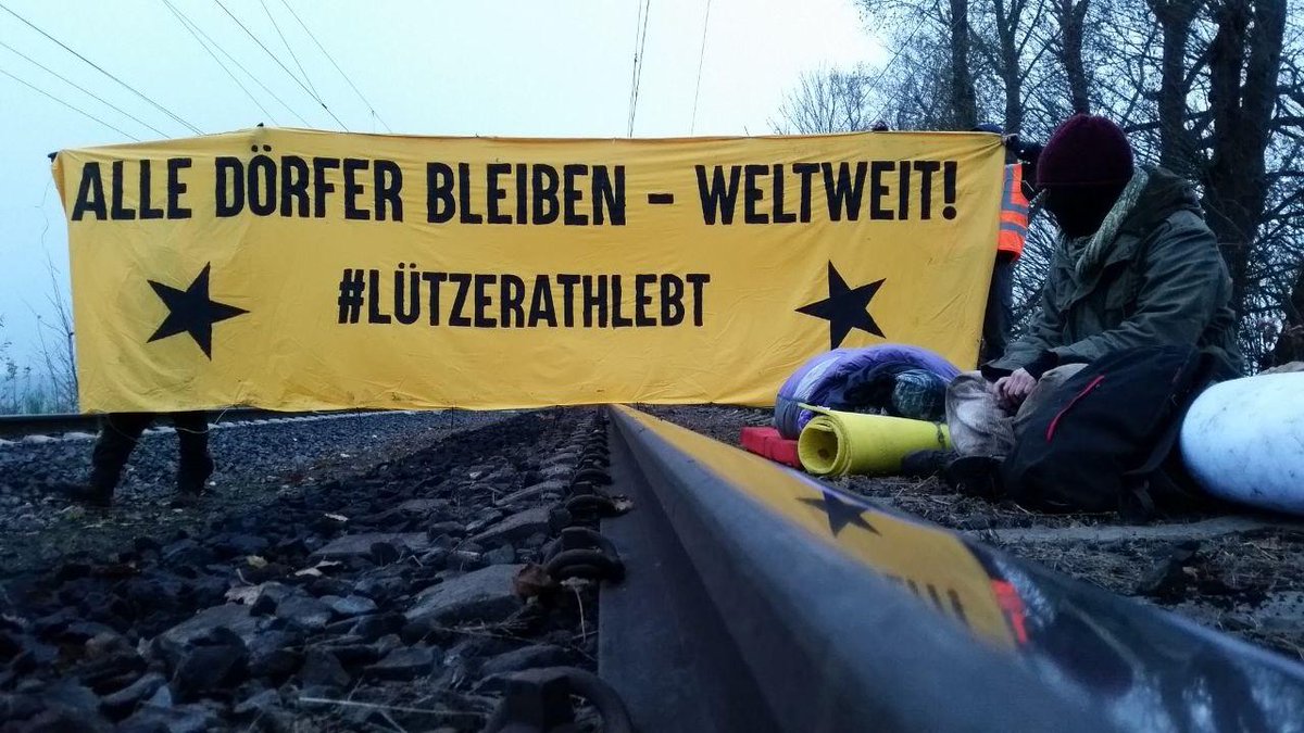 Im Rahmen der Aktionstage „#COPyandWaste: Big Words, No Impact“ blockieren wir die Gleise zum Braunkohlekraftwerk Neurath mit Lock-Ons! Wir solidarisieren uns mit den weltweiten Kämpfen gegen neokoloniale Herrschaftsstrukturen und dem Kampf um @LütziBleibt. #BlockNeurath
