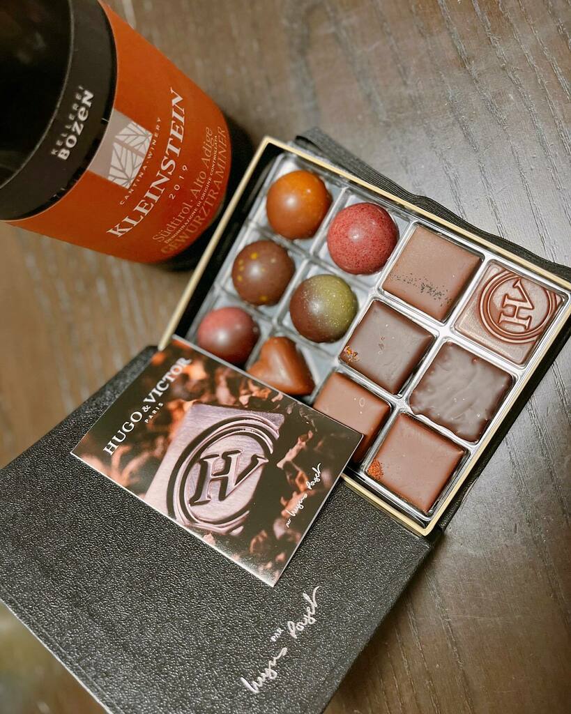 beerchocvn's tweet photo. チョコとワインを頂いた😍本型のケース可愛い…チョコとても美味しい嬉しい。ワインも独特の風味で確かにチョコにも合う〜宅飲みが捗る。宅飲み時間が充実しました。
#hugoandvictor #kleinstein #🍫 #🍾 https://t.co/Wv0igj2IkQ https://t.co/mfWsDgO64S
