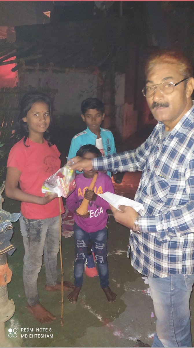 Ansarfoundation's tweet photo. आज दिवाली पर Ansar Foundation &amp; Charitable Trust  की तरफ से चनपटिया में विभिन्न प्रकार के बिस्कुट और जूस का वितरण सैकड़ों परीवार में ब्राइट फ्यूचर संस्था के मदद से किया गया।
#Diwali
#ansarfoundation
#soreadinghappiness https://t.co/ob2c28iYLK