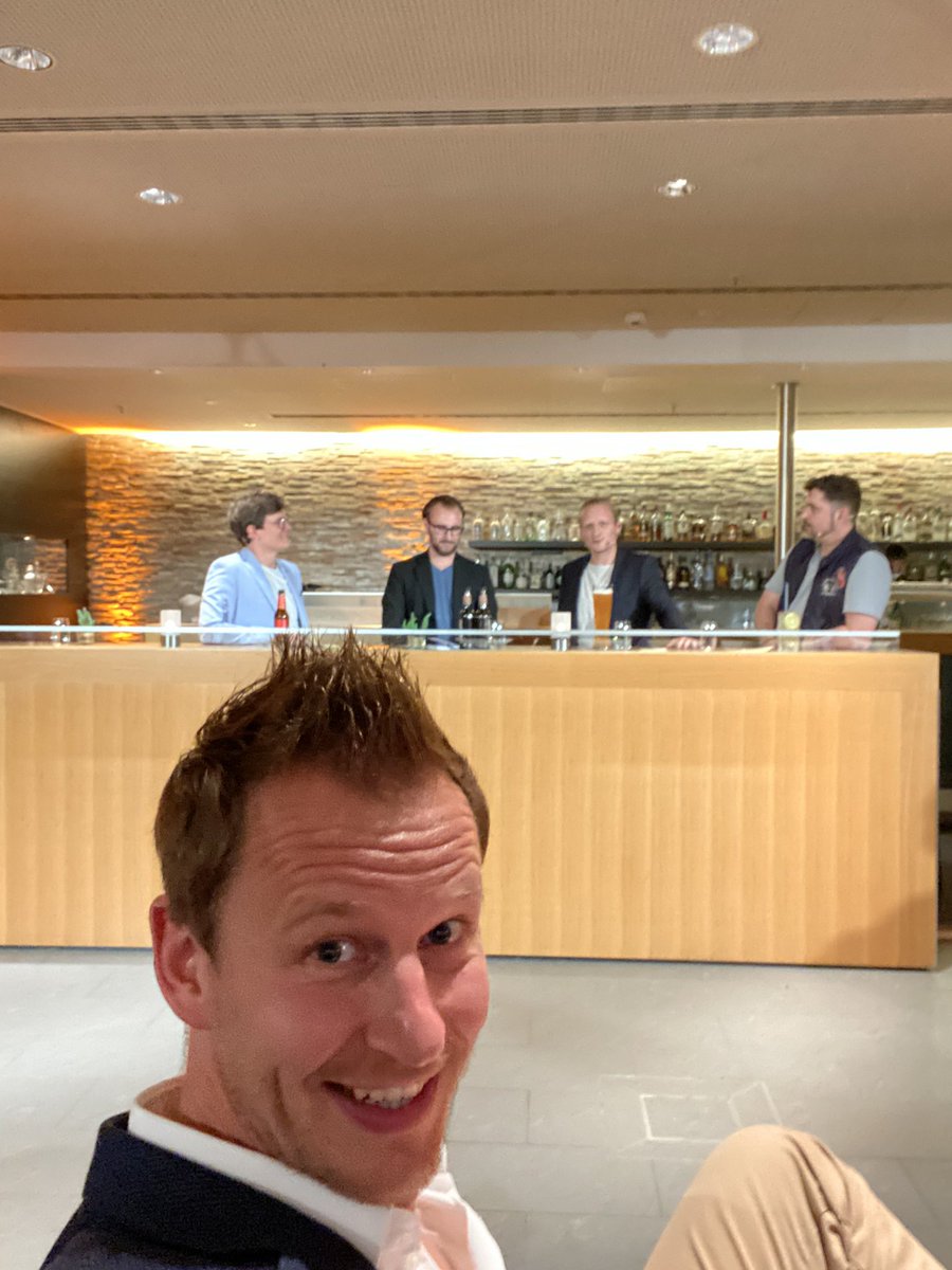 ericweismuc's tweet photo. Gestern saß ich in der ersten Reihe beim ersten #LiveBarTalk (Staffel 2) und habe Andreas Zeisler, Kai Osthoff, Patrick Lenz und Alf Mintzel zum Thema „Mentale Gesundheit“ gelauscht 👂 #wirsindICT #mentalhealth https://t.co/z24yl2GKgR