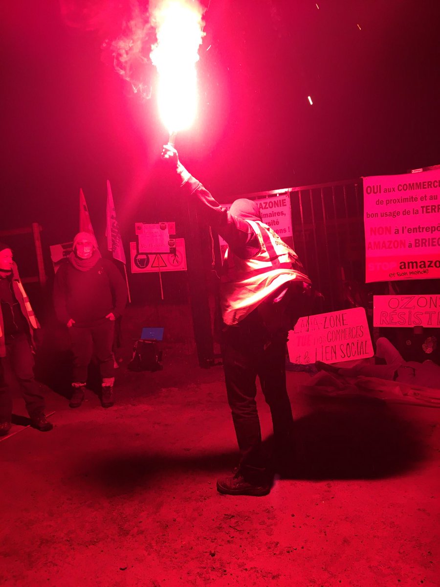 SylvainErnault's tweet photo. 🔴 Le collectif Stop Amazon Briec revendique l'occupation en cours du chantier de construction d'une base logistique sur la zone de Lumunoc'h, près de #Quimper. Dans un communiqué, il a réclamé hier l'arrêt des travaux et la tenue d'un référendum.

Crédits photo : @MorganRkb https://t.co/neDW0J52Ga