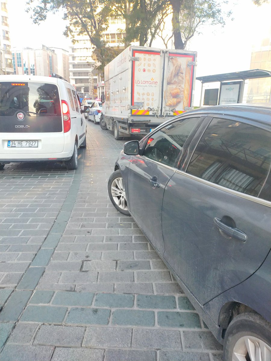 İlhan Akdal (@herseyolsunbe) on Twitter photo Böyle bir trafiğin içinde dahi tarfigi rahatlatmak yerine millete ceza kesmeye çalışan trafik polisleri bulunduğu bölgeye bile trafik yaratıyor <a href="/istanbul_EGM/">İstanbul Emniyet Müdürlüğü</a> <a href="/fatihaltayli/">Fatih Altayli 🔴🇹🇷</a> <a href="/TrafikEgm/">EGM Trafik</a> yer abdulhakhamit caddesi beyoglu Böyle bir trafiğin içinde dahi tarfigi rahatlatmak yerine millete ceza kesmeye çalışan trafik polisleri bulunduğu bölgeye bile trafik yaratıyor <a href="/istanbul_EGM/">İstanbul Emniyet Müdürlüğü</a> <a href="/fatihaltayli/">Fatih Altayli 🔴🇹🇷</a> <a href="/TrafikEgm/">EGM Trafik</a> yer abdulhakhamit caddesi beyoglu