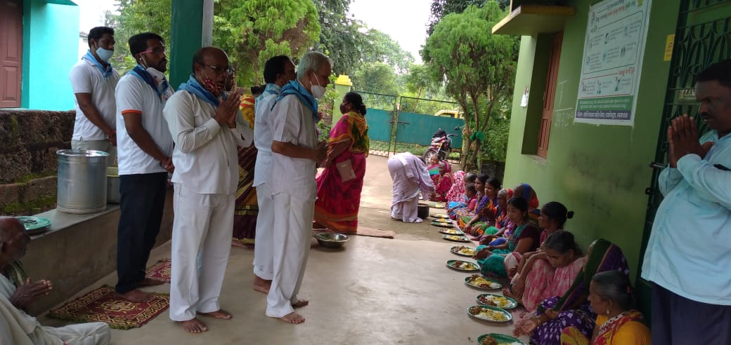sathyasaiodisha's tweet photo. Loving Sairam..
With the Blessings of Sri Sathya Sai Baba, Narayan Seva was organised by Dhenkanal Samithi of Dhenkanal District on the occasion of Avatar declaration day on 20.10.2021.
#Avatardeclarationday
#NarayanSeva
#Dhenkanal
-Media Team https://t.co/tzOErTRSS6