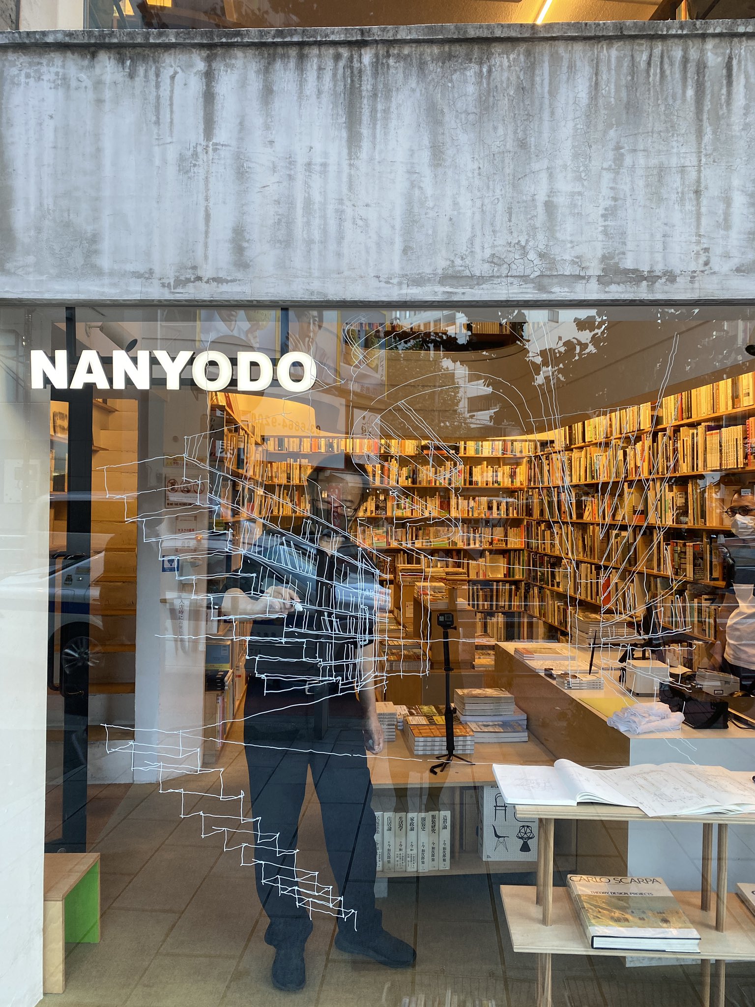 学芸出版社 新刊 超建築パース と南洋堂書店さんのコラボ ウインドウドローイング実施中です 神保町にお立ち寄りの際は今日から期間限定の生タナパーをご覧いただけます タナパー 超建築パース 南洋堂 神保町 T Co K6lsszvd4m T