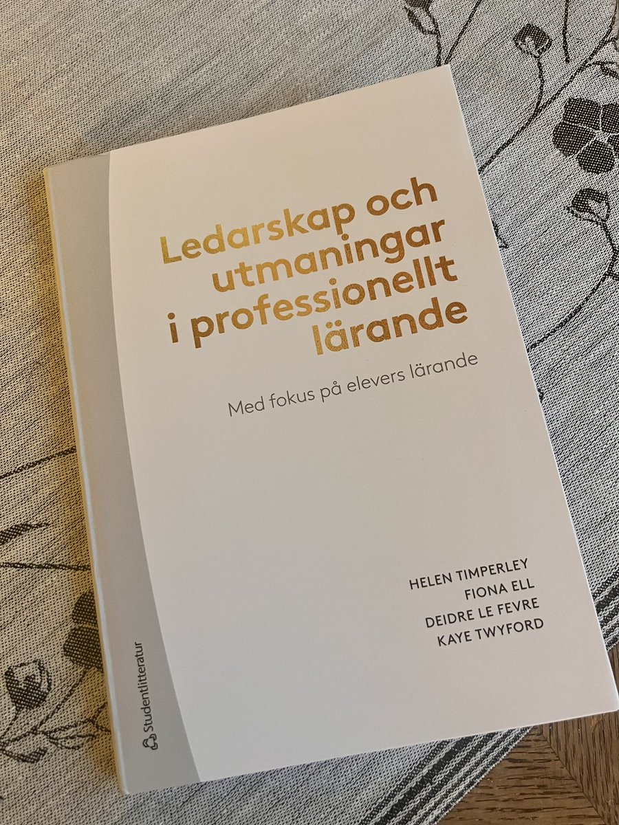Så fick jag den i min hand. Timperleys o kollegors nya bok som jag fick möjlighet att granska och skriva förord till. Den hade jag tänkt att skriva, men nu är det redan gjort 😊 och så bra. Läs och lär!
