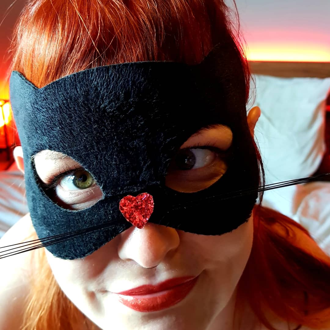 miss_sofie_r's tweet photo. Twitter VS reality 😂
#crazycatlady #crosseyes #cat #catlady #kittycat #twittervsreality https://t.co/sYBfIWrIqN