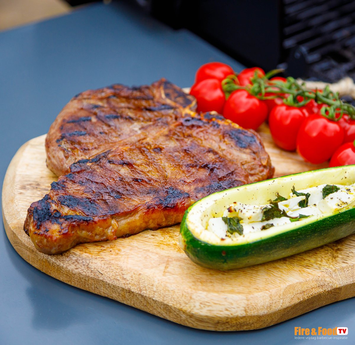 🥩 Een t-bone steak, met je eigen rub! Als dat geen goed begin van het weekend is.  Check dus zeker deze video en alvast een lekker weekend! -> youtu.be/yP7L5HE9Xmw