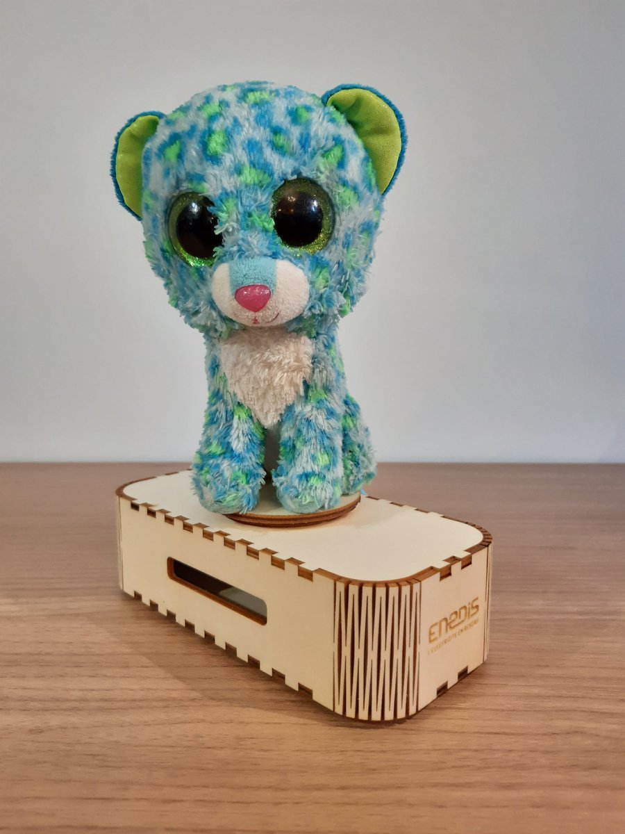 Le P'tit doudou conso se tourne et les lumières du boitier changent en fonction de la conso ⚡ de la maison. Un gentil signal pour inviter toute la famille aux économies d’énergie!
Un prototype co-developpé avec <a href="/LabFabfr/">LabFab</a> et <a href="/metropolerennes/">Rennes Ville et Métropole</a> 
lors du marathon créatif #datamix 2.