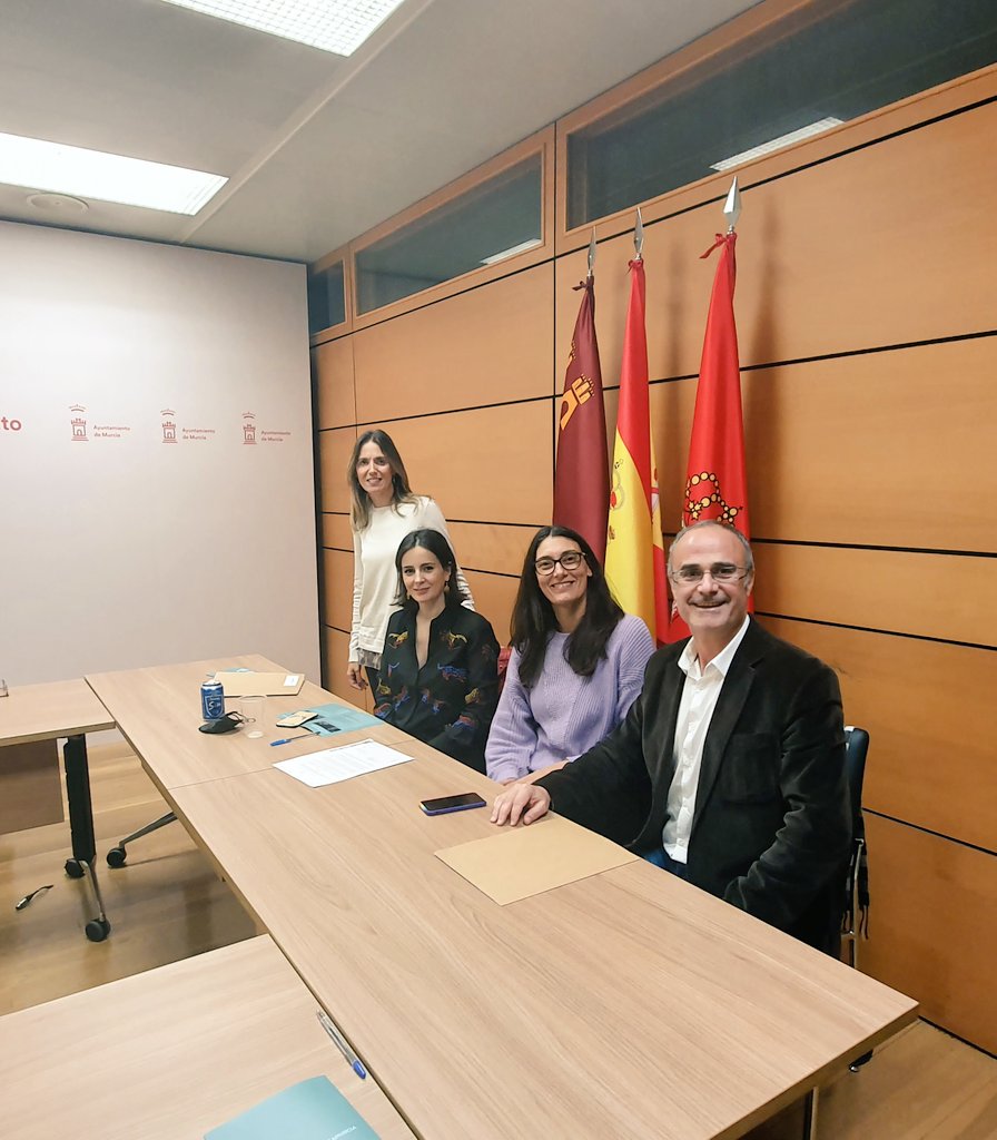 Ha sido un placer conocer al jurado de esta final y compartir con ell@s un acto inolvidable. 
Director, directora y actriz y profesora de la <a href="/UMU/">Universidad Murcia</a> 
Ellas son: <a href="/SilviaConesa_/">silvia conesa</a>  y Rebeca Romero. Y él, <a href="/danycamposf/">Dany Campos</a> 
Deliberación muy complicada.😅
Albaladejo y quien suscribe damos fe.