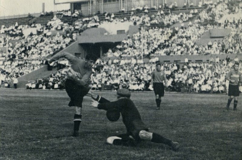 MMiransky's tweet image. Леонид Иванов (спортивную жизнь провел в команде Зенит, хотя звали его к себе именитые клубы): «…футбол — это также дерзновение, смелость. Это спорт, отличный от пинг-понга или шахматной игры. Здесь не место тем, кто боится ушибиться, заработать синяк». companybest.ru/publications/6…