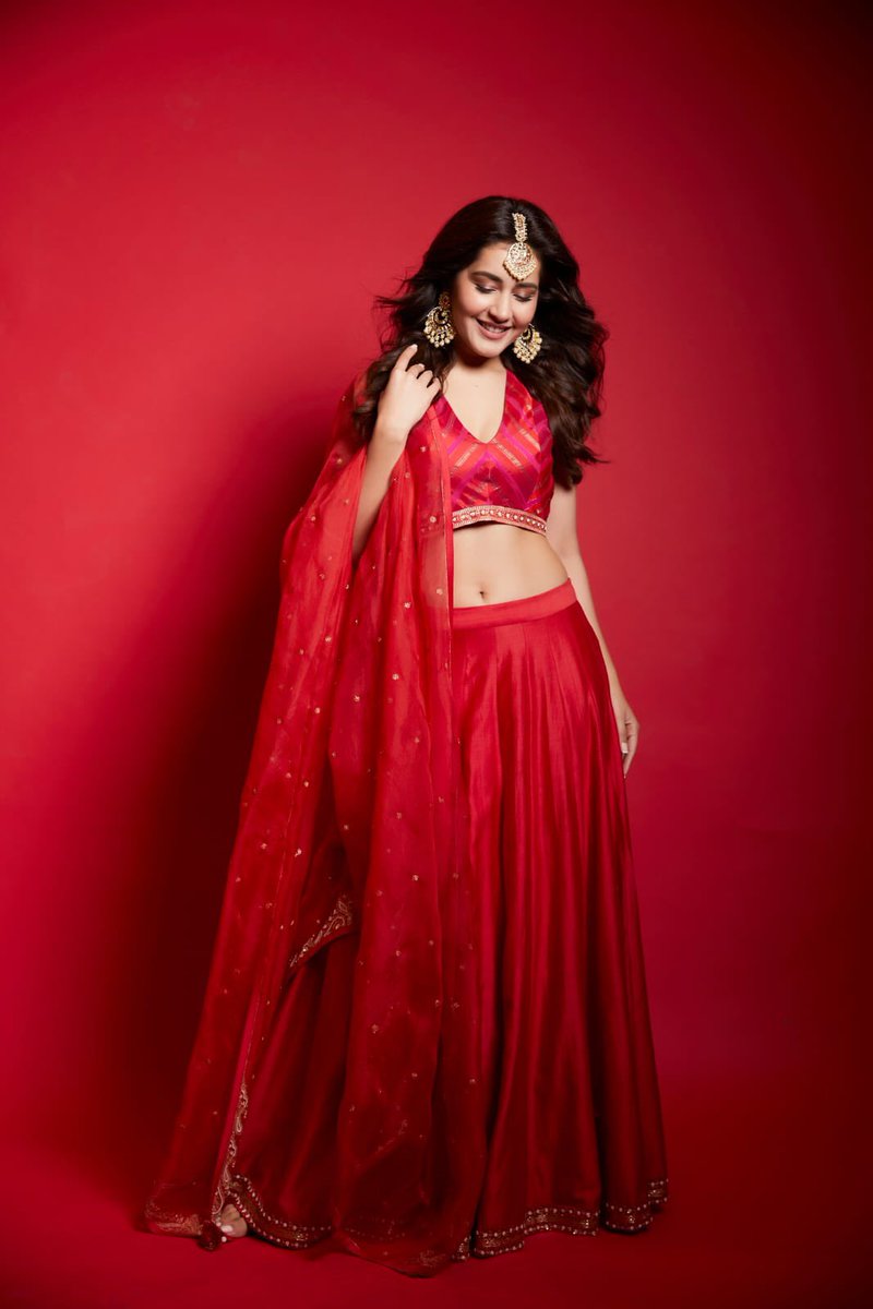 We can't just take our eyes off her, here's <a href="/RaashiiKhanna_/">A 🦋</a> lighting up our Diwali with her surreal pictures from the festivities.

<a href="/MandviSharma/">Mandvi Gayatri Sharma</a> <a href="/treeshulmedia/">Tree-Shul Media Solutions</a> 

#Diwali #Celebrations #festivevibes #RaashiiKhanna #downtownmirror #downtownmirrormagazine
