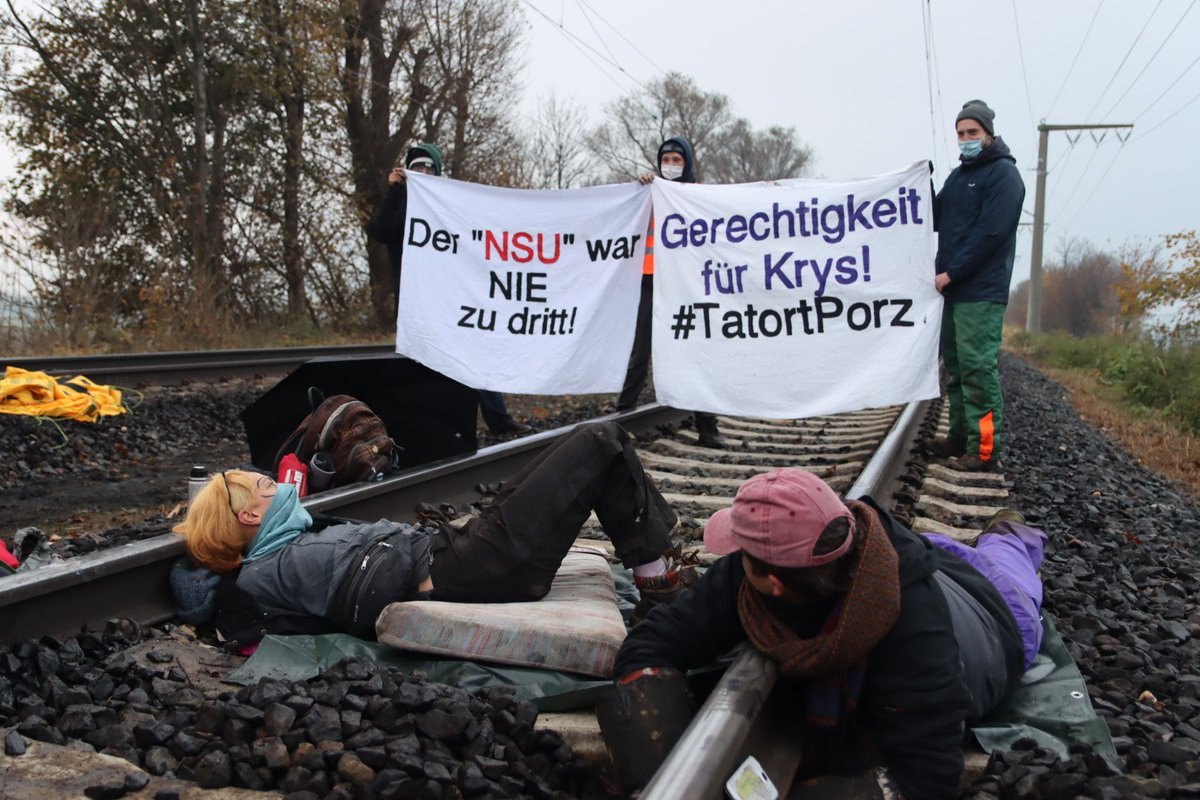 +++Breaking
Heute fährt kein Kohlezug ins Kraftwerk Neurath. Aktivist*innen von <a href="/BlockNeurath/">Block Neurath</a> blockieren die Gleise.

Weitere Infos folgen
#blockneurath