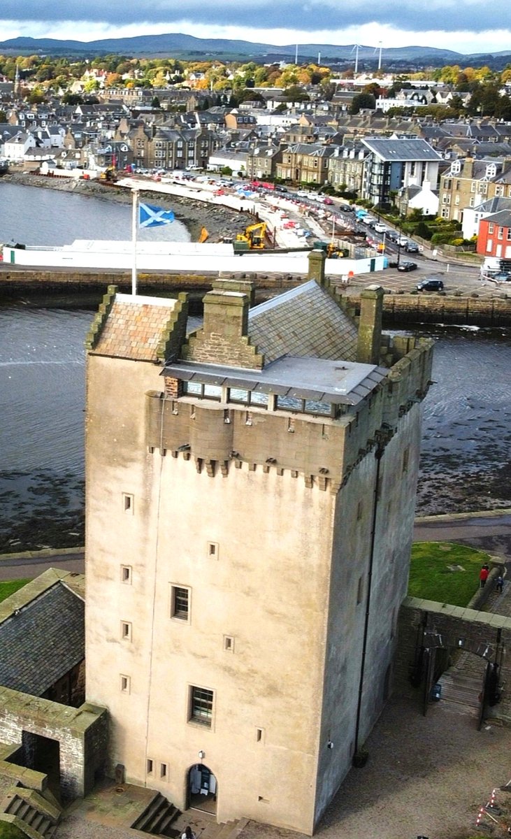 Gordonpmorris's tweet photo. Broughty Ferry from my drone. https://t.co/aDd7qbwoMx