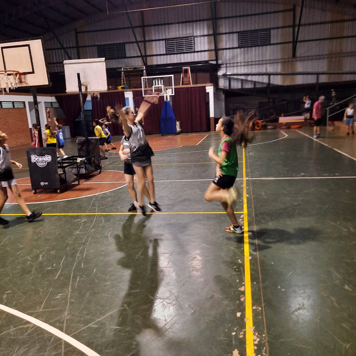 galarza_renzo's tweet photo. #CEF29 y Picando 🏀 realizaron un nuevo encuentro para seguir creciendo, aprendiendo y sobre todo seguir haciendo amistades @DirEducFIsica @elyaca5 https://t.co/3xs6hMY1IP