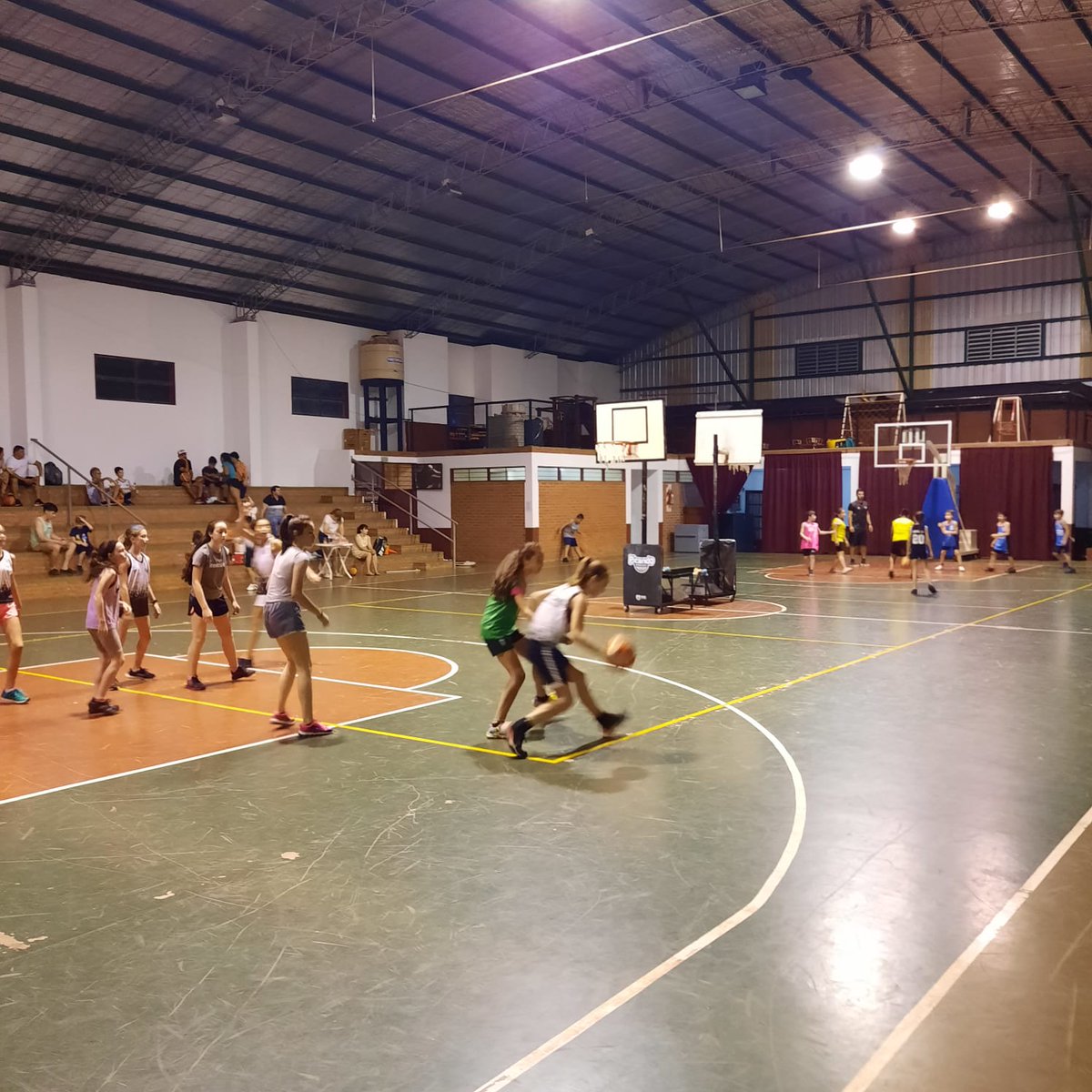 galarza_renzo's tweet photo. #CEF29 y Picando 🏀 realizaron un nuevo encuentro para seguir creciendo, aprendiendo y sobre todo seguir haciendo amistades @DirEducFIsica @elyaca5 https://t.co/3xs6hMY1IP