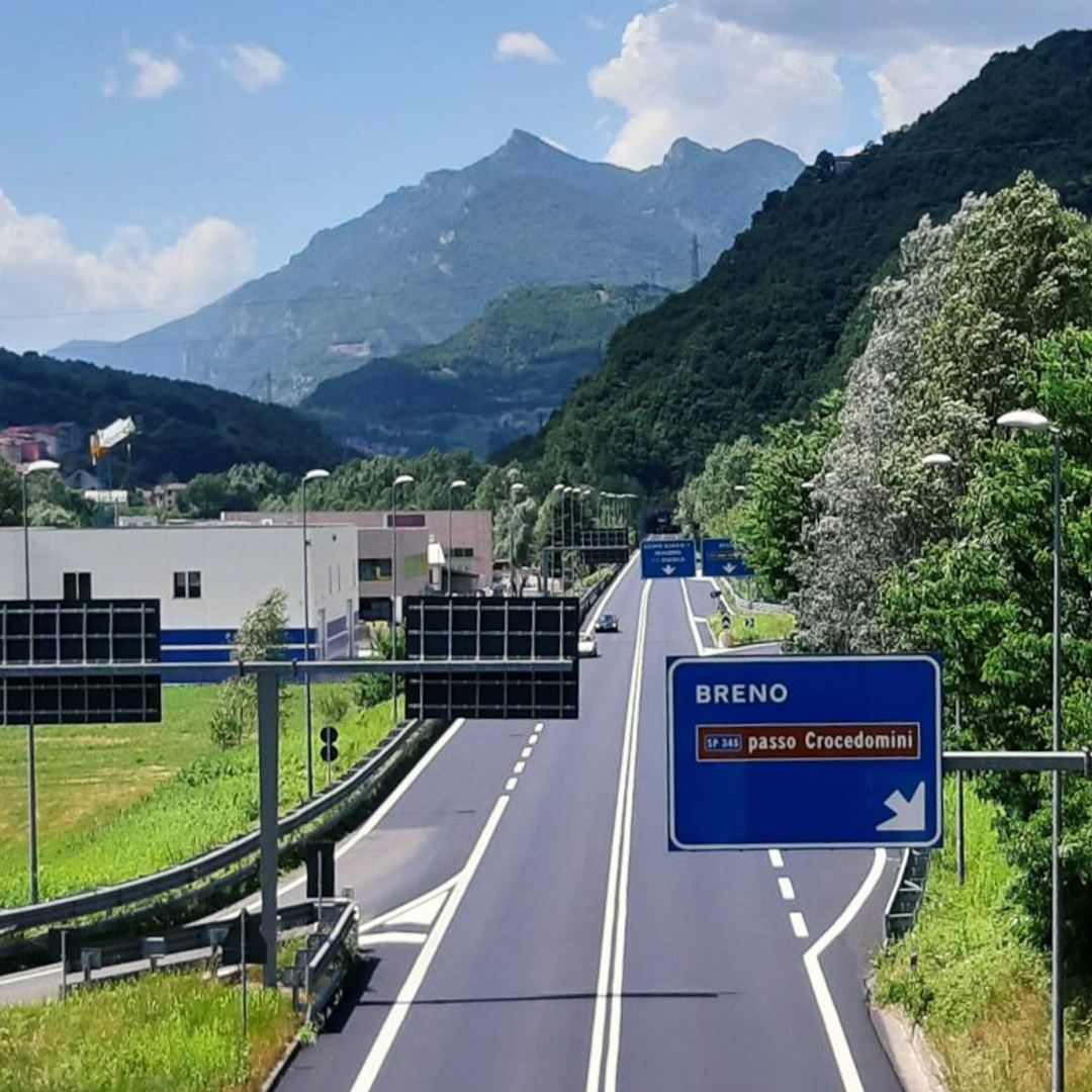 StradeAnas's tweet photo. Terminati i lavori di pavimentazione eseguiti nel tratto della #SS42 "del Tonale e della Mendola" da Stezzano a Bolzano. L'opera ha interessato circa dieci comuni del territtorio. https://t.co/bTtjGqSJD1