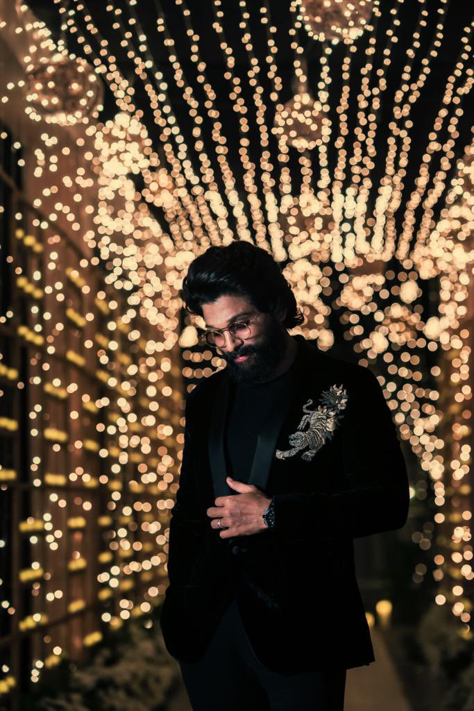 Poised and Sauve,<a href="/alluarjun/">Allu Arjun</a> exhibits charm and style in these pictures from his Diwali celebrations.

<a href="/MandviSharma/">Mandvi Gayatri Sharma</a> <a href="/treeshulmedia/">Tree-Shul Media Solutions</a> 

#AlluArjun #AA #Diwali2021 #Diwalicelebrations #downtownmirror #downtownmirrormagazine