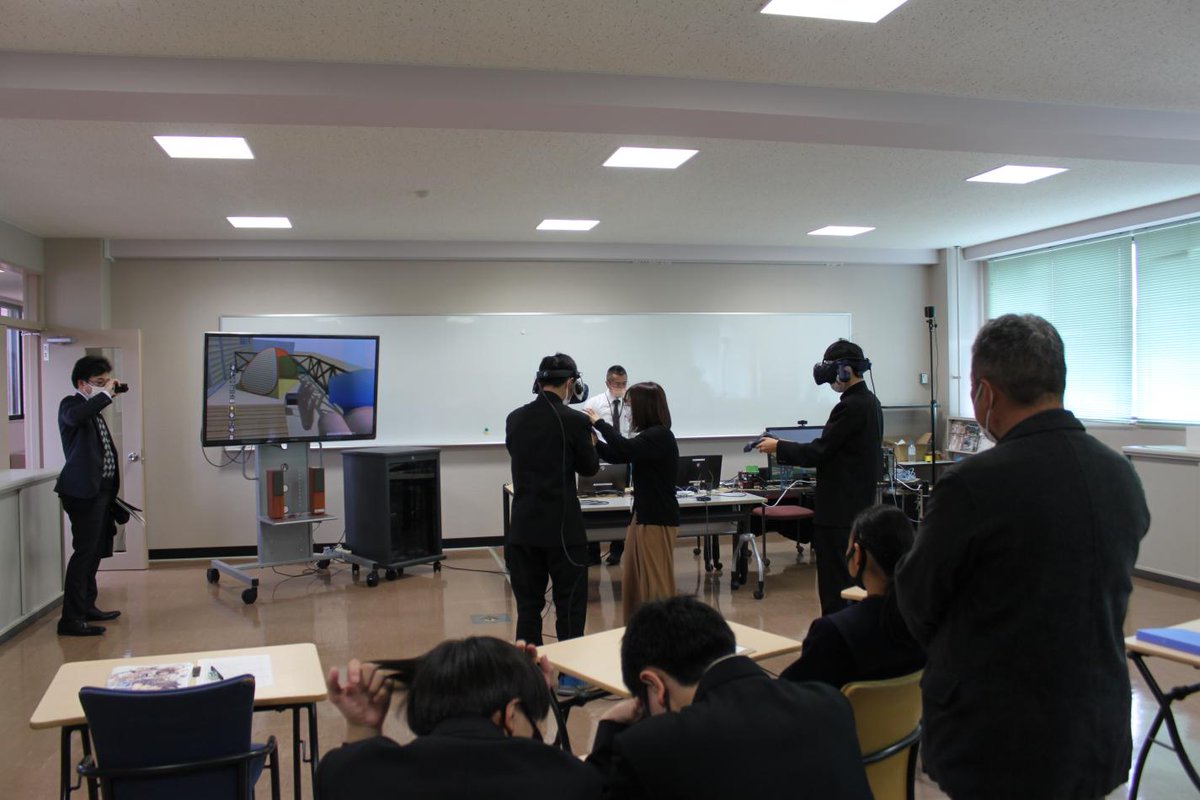 nkhs_hk's tweet photo. 桧山北高校1年生の #体験学習 で…なんと!!最先端の #BIM を操作する!!
午前中は2年生の設計した住宅を #VR で体験するというメニューです。
午後からは、その住宅を生みだした #ARCHITREND ZEROの操作を2年生のサポートで操作を体験します。
#日本製のBIM は、これほど容易に操作できます。 https://t.co/BxM2CI1HdI