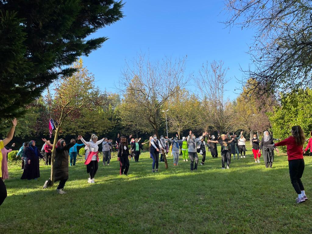 Sağlıklı yaşam yürüyüşlerimizi sürdürüyoruz.Bugunkü durağımız yenilediğimiz İzmit Yahya Kaptan yürüyüş oldu.
Kadınlarımız,egitmenlerimiz eşliğinde sporlarını yaptı.
<a href="/annesehir/">Kocaeli Anne Şehir</a>