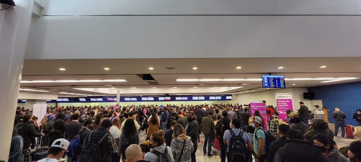 ann65966547's tweet photo. @viajaVolaris así el aeropuerto de tijuana todos los vuelos cancelados ya mande DM WhatsApp y marque al call center y nadie responde... para que dicen que podemos hacer cambios llamando a call center si su horario es hasta las 12 🙄 https://t.co/sG0sjHkC37