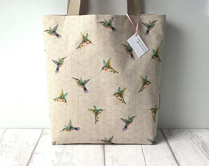 katymason32's tweet photo. #handmade #matchingpurse #gifts Long Handled Tote Bag - Hummingbirds - Pink Spot Lining with Pocket https://t.co/xa4JcmY8FZ via @Etsy https://t.co/0d9RgV4MGc