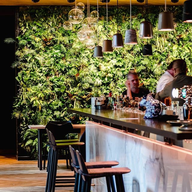 The Hyatt Regency Amsterdam hotel takes greenery seriously! They created a refreshing urban oasis in the middle of Amsterdam, with indoor and outdoor SemperGreenwalls, a green roof and lots of other green qualities. Picture: Mama Makan restaurant #SemperGreenwall #HyattRegency