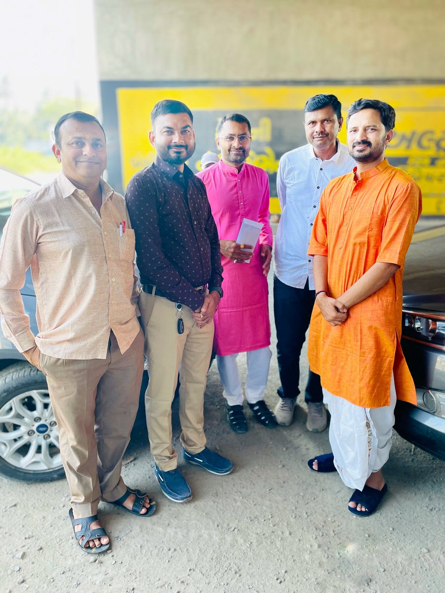 Sanjayvala93's tweet photo. નવા સવંત્સરે નવી ઉર્જાઓ સંચિત કરી ગુરુજી તથા ભાઇઓ સાથે નૂતનવર્ષાભિનંદન કરી દીપોત્સવી અને નવા વર્ષના તહેવારોની ઉજવણી કરી..જય ભાલકેશ્વર HAPPY NEW YEAR https://t.co/HE9FauvQCM