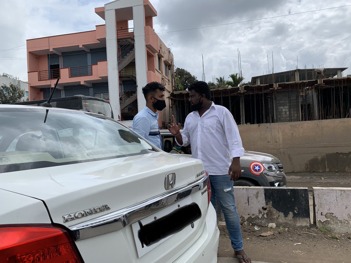Sanjeev_ping's tweet photo. Taxi entering from wrong side at Kundanhalli gate signal and driver threatening other commuters. Please take appropriate action. #TrafficCenter @bwaditrafficps @BangalorTraffic @acpwfieldtrf @WFRising https://t.co/BxEkqkkP9X