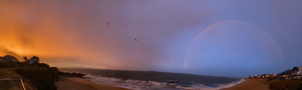 Il ne fait pas très beau en Limousin ce matin, alors voici une photo panoramique du lever de soleil du 31 octobre à Pornichet #tempete #soleil #arcenciel