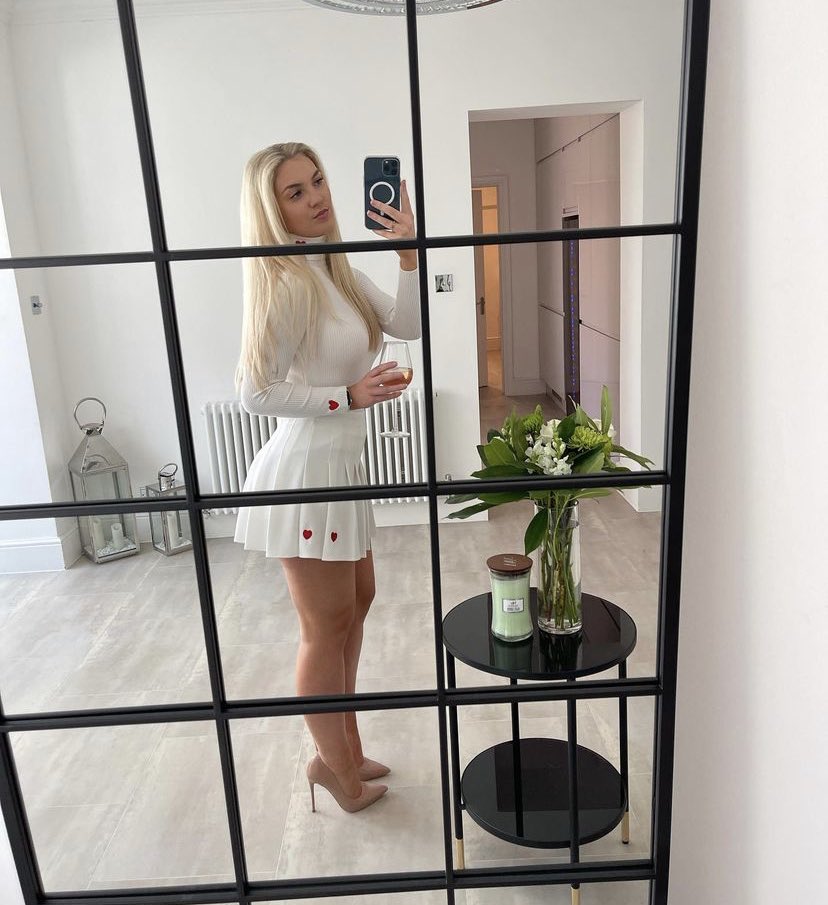 pontling's tweet photo. Dm is open for female photos including nudes for a follow and regular shoutouts, follow my list @BecTwoBecca  @feelhighnblue @Celi33029219 and @candice29181941 are included 👀🔥🔥🔥🔥 https://t.co/QrgyLSrG29