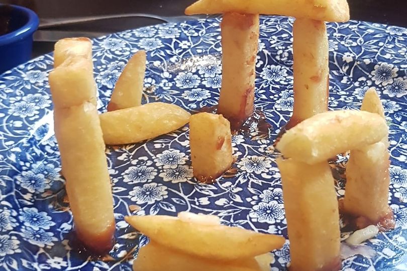 ST0NEHENGE's tweet image. Disgruntled Wetherspoons punter transforms &apos;mediocre&apos; chip serving into Stonehenge model. 😅 #ChipHenge #CloneHenge
dailystar.co.uk/news/latest-ne…