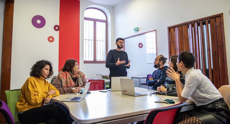 EliseGinioux's tweet photo. A Lire, très bel article dans le mag @seinesaintdenis sur l’action de notre #fondation @THSNFrance accompagné par @RucheParis en faveur de l’#entrepreneuriat des #réfugiés https://t.co/razJvVwPoI  #RSE #THSN4refugees https://t.co/eciVovrOEh