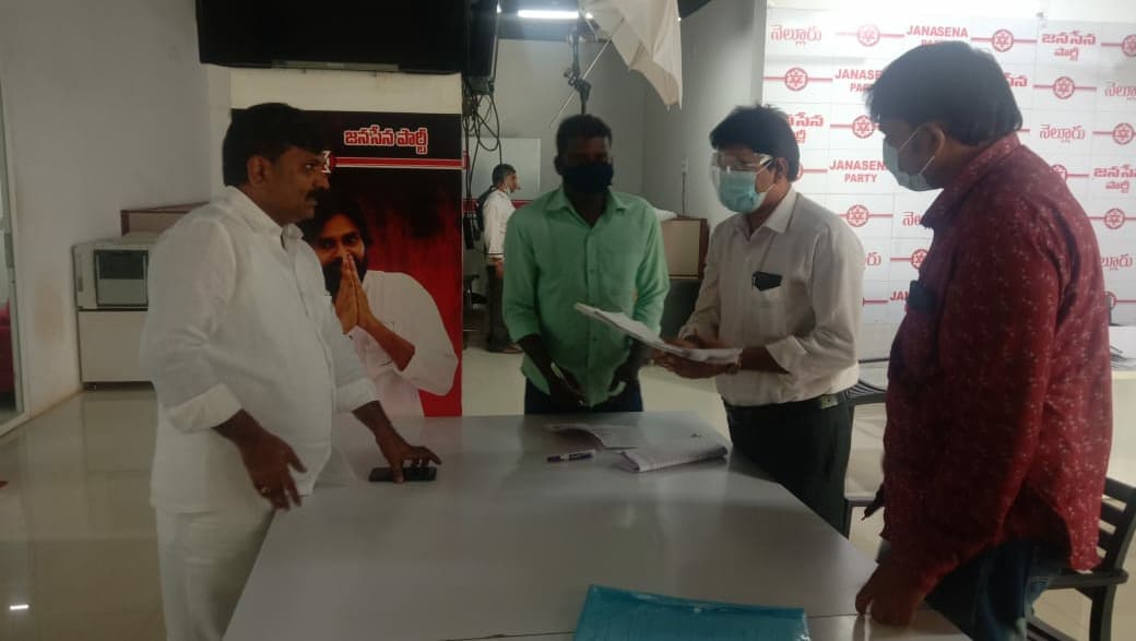 RaghuRd_'s tweet photo. నెల్లూరు నగర కార్పొరేషన్ ఎన్నికల సందర్భంగా @JanaSenaParty  నామినేషన్ ప్రక్రియను పర్యవేక్షించి,పొటి చేస్తున్న అభ్యర్ధులకు నామినేషన్ పత్రాలను అందచేసిన జనసేన పార్టీ రాష్ట్ర ప్రధాన కార్యదర్శి  శ్రీ @MadhusudhanJSP గారు
నెల్లూరు జిల్లా అధ్యక్షులు శ్రీ మనుక్రాంత్ రెడ్డి గారు. https://t.co/xmwne8A2G4