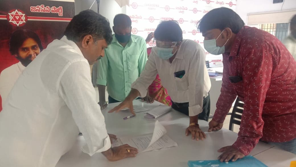 RaghuRd_'s tweet photo. నెల్లూరు నగర కార్పొరేషన్ ఎన్నికల సందర్భంగా @JanaSenaParty  నామినేషన్ ప్రక్రియను పర్యవేక్షించి,పొటి చేస్తున్న అభ్యర్ధులకు నామినేషన్ పత్రాలను అందచేసిన జనసేన పార్టీ రాష్ట్ర ప్రధాన కార్యదర్శి  శ్రీ @MadhusudhanJSP గారు
నెల్లూరు జిల్లా అధ్యక్షులు శ్రీ మనుక్రాంత్ రెడ్డి గారు. https://t.co/xmwne8A2G4