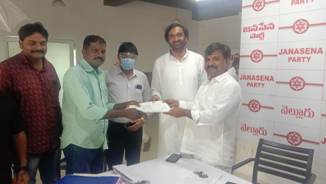 RaghuRd_'s tweet photo. నెల్లూరు నగర కార్పొరేషన్ ఎన్నికల సందర్భంగా @JanaSenaParty  నామినేషన్ ప్రక్రియను పర్యవేక్షించి,పొటి చేస్తున్న అభ్యర్ధులకు నామినేషన్ పత్రాలను అందచేసిన జనసేన పార్టీ రాష్ట్ర ప్రధాన కార్యదర్శి  శ్రీ @MadhusudhanJSP గారు
నెల్లూరు జిల్లా అధ్యక్షులు శ్రీ మనుక్రాంత్ రెడ్డి గారు. https://t.co/xmwne8A2G4