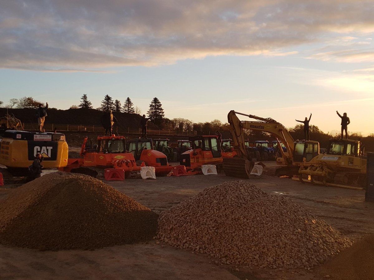 XrBrest's tweet photo. 🚨Action de #DésobeissanceCivile en cours !

👉 Une trentaine de militants #XR et @AmazonBzh bloquent le chantier @GroupeColas réclamant l'arrêt des travaux et un référendum ! 

CONTRE @JeffBezos LA REBELLION !!! https://t.co/feY8s865D0