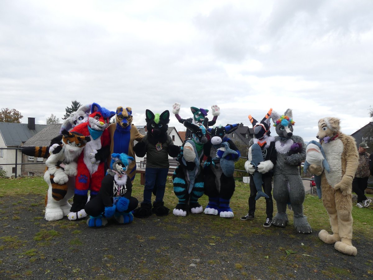 Speerdragon1's tweet photo. It was a nice day @ #burgGreifenstein thanks to all #suiter and a happy #FursuitFriday @CakeBleeding @AkebanBluepaw @midnight_fur @Talo00020 @ChimotOwO @Yuri_Lynx @SugarraAcnologi @ThunderTheFurry @cute_pets36 @GambitDerWolf @silver_jaybird @Nero_The_Fox https://t.co/F8fG7GjwXw