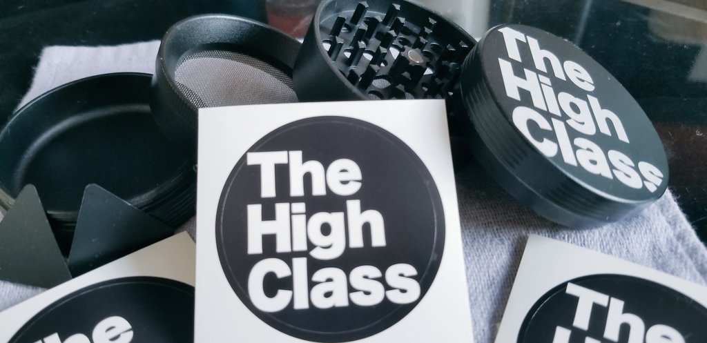 nasusan0628's tweet image. #TheHighClass
届いたけどこれは手にとってわかる品質の良さ、デザインもシンプルでカッコいい。
セラミック加工でサラサラしてるから掃除も楽そう。
ステッカー3枚付いてきたから1枚は隣のおばあちゃんにあげよう。
これは良い買い物をしたよ。うん。